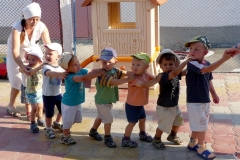 Ukraine-prisoners-kids-in-yard